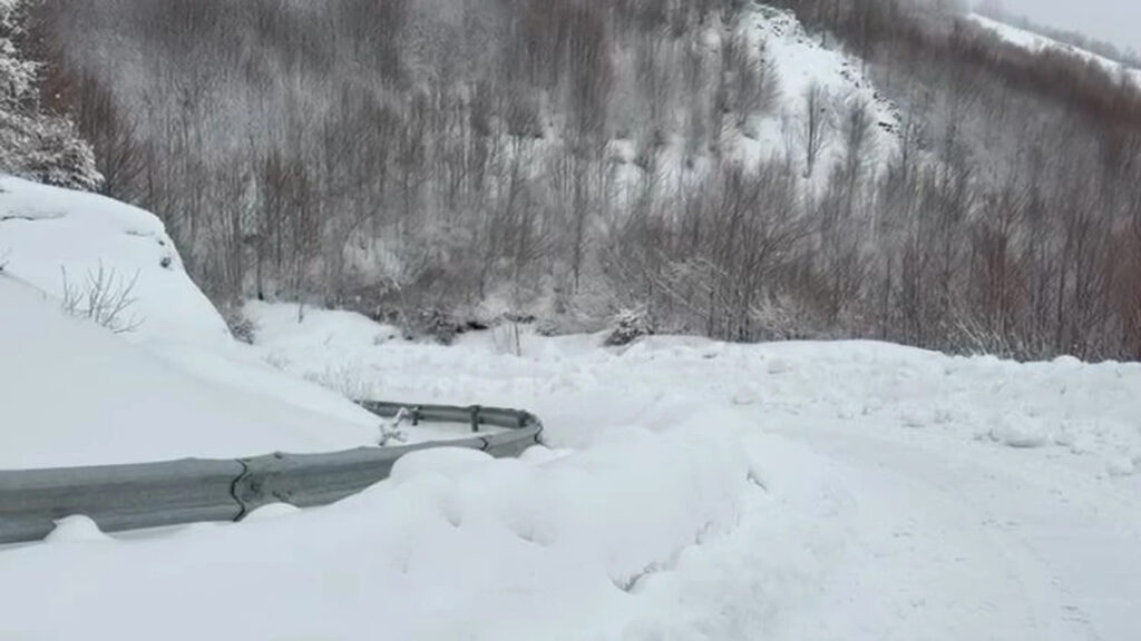Bora arrin deri në 1 metër  situatë e vështirë në zonat malore të Korçës