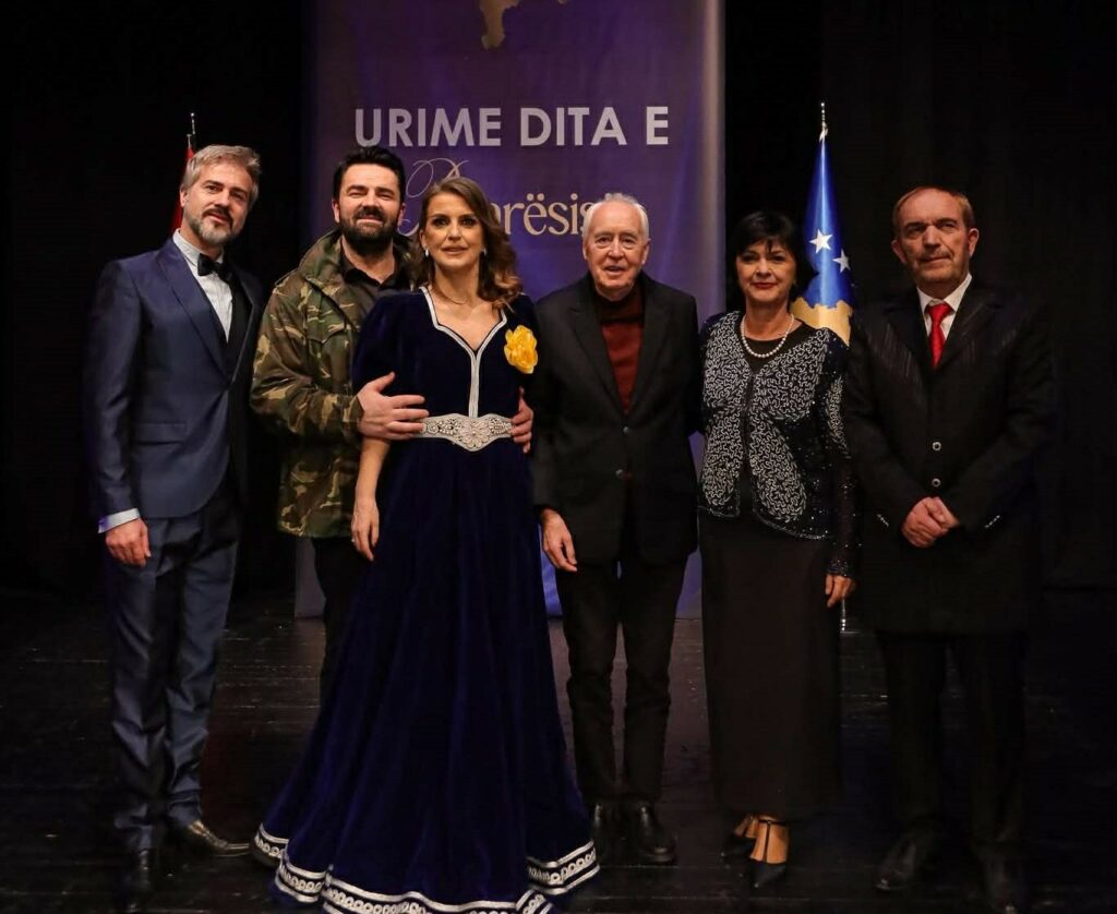 publiku-i-gjilanit-i-presin-ne-menyre-madheshtore-formacionin-artistik-besiana-te-miret-e-kombit