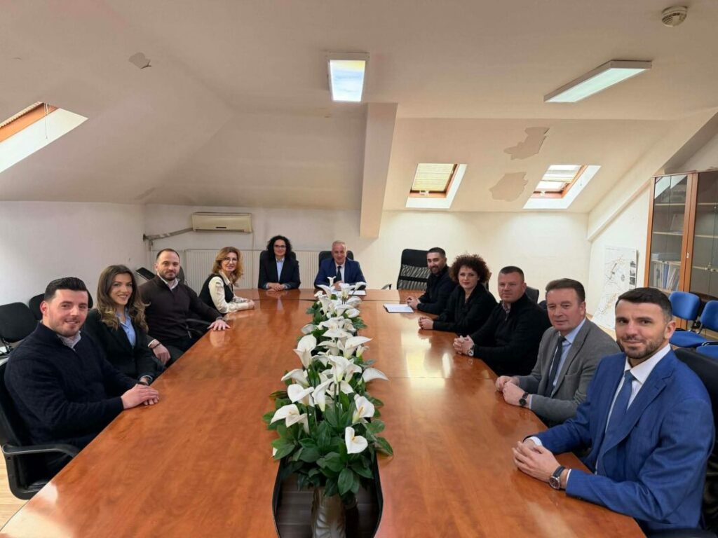 Bali Muharremaj prezanton kabinetin qeverisës komunal