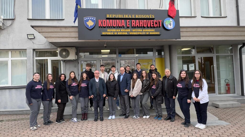 Kryetari i Rahovecit priti nxënësit e përfshirë në projektin për mendimin kritik dhe angazhimin qytetar