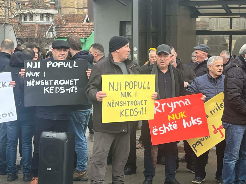 nje-popull-nuk-i-nenshtrohet-keds-it-qytetaret-kundershtojne-rritjen-e-cmimit-te-rrymes