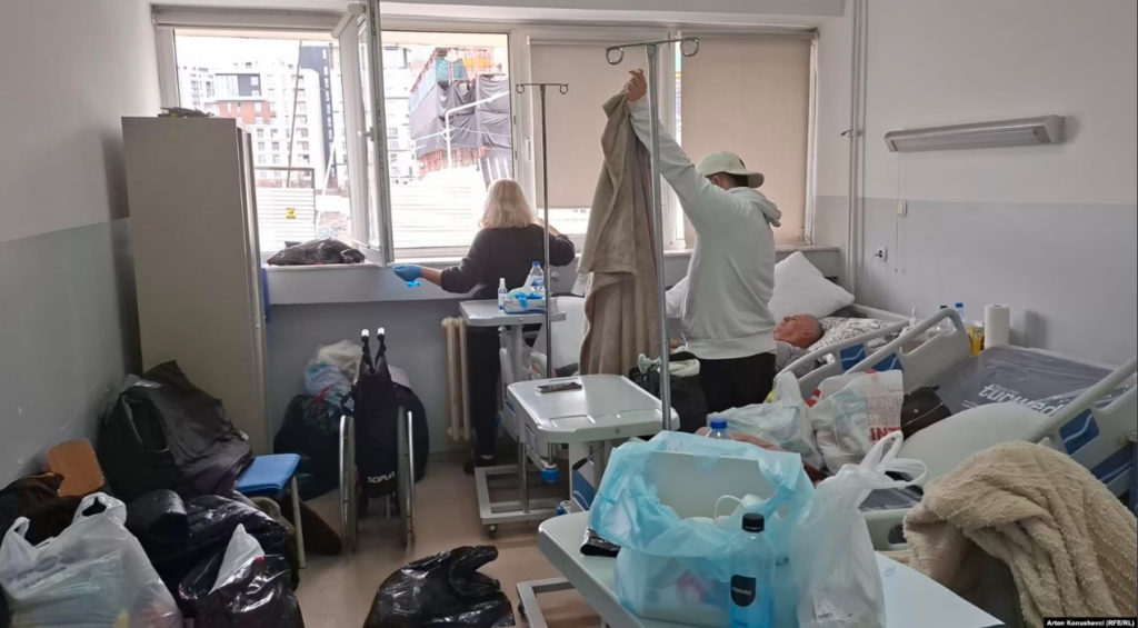 Të kujdesesh dhe të paguash  Barrë e dyfishtë për familjarët e pacientëve në QKUK