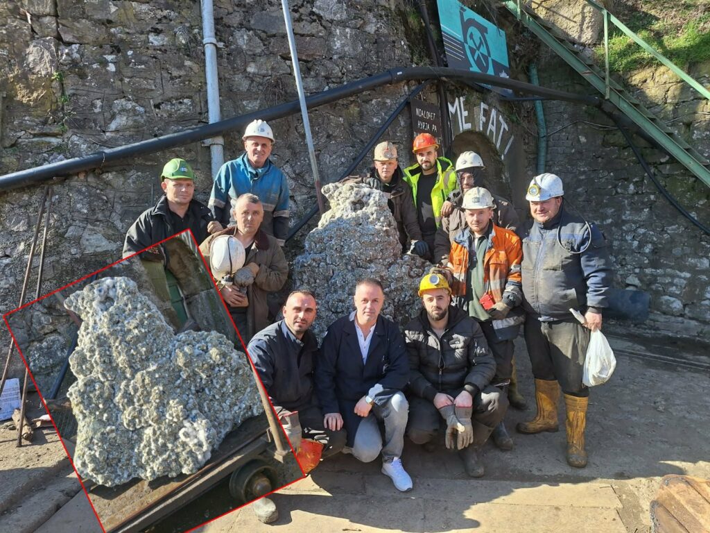 nga-nentoka-e-trepces-nxirret-nje-kristal-gjigant