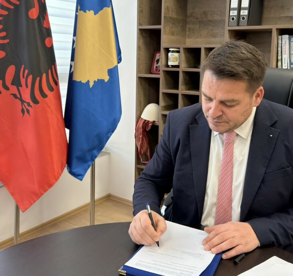 ministri-muja-nenshkruan-vendimin-per-autorizimin-e-pagesa-te-subvencioneve-te-mbetura-bujqesore-per-vitin-2025