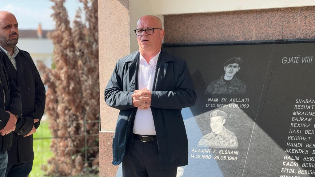 Smajl Latifi përkujton 49 martirët dhe 5 dëshmorët e Brestocit  Lavdi për sakrificën e tyre