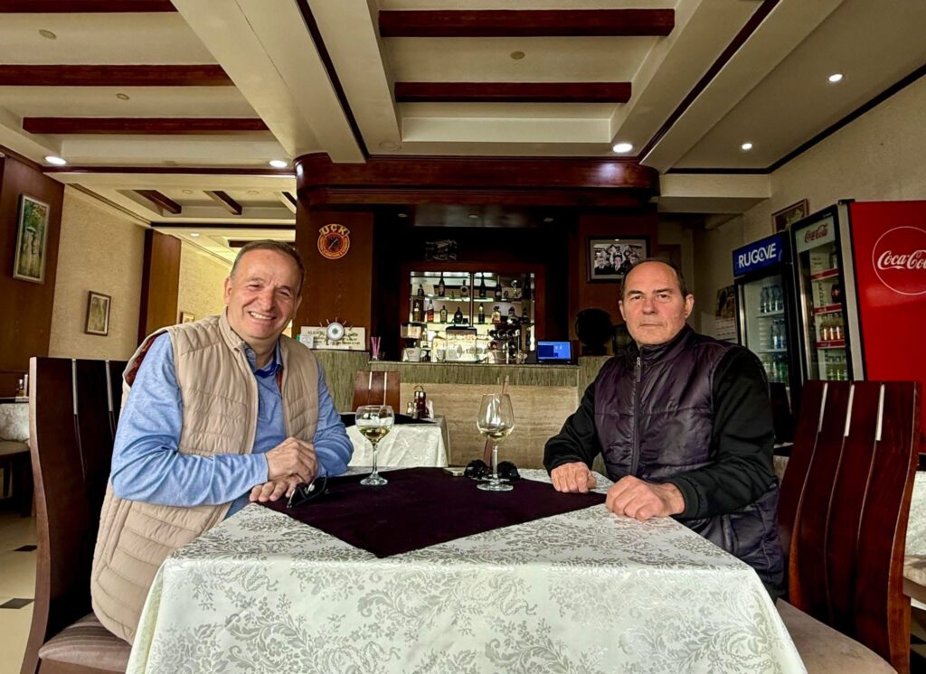 Takim miqësor në Durrës  Elmi Reçica vlerëson Sokol Pogën si  enciklopedi të gjallë 