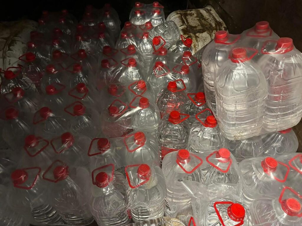 U kontrabandua nga Serbia  Dogana zbulon 1000 litra etanol në Prizren