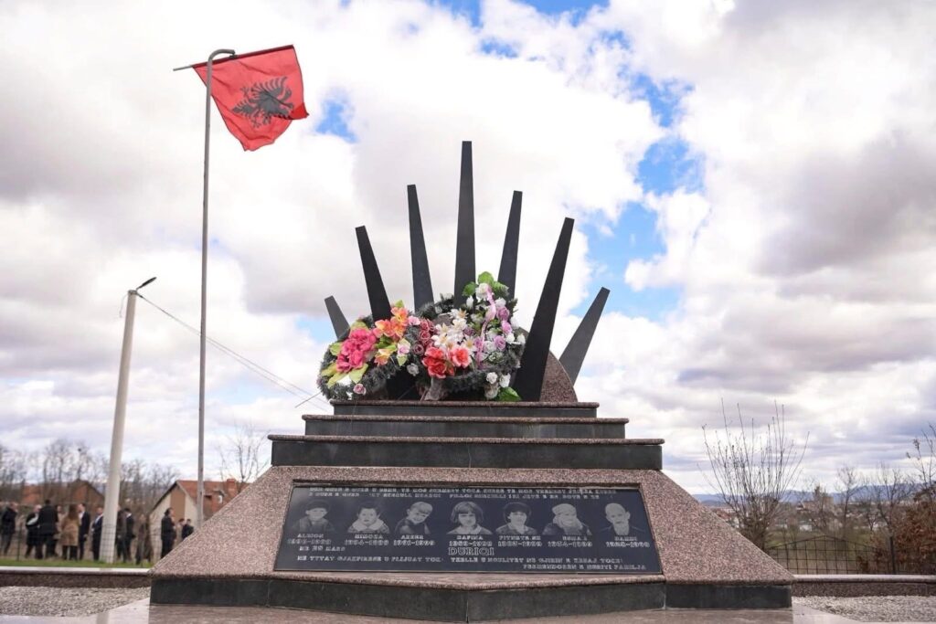 Kurti përkujton 21 të vrarët në masakrën e Podujevës