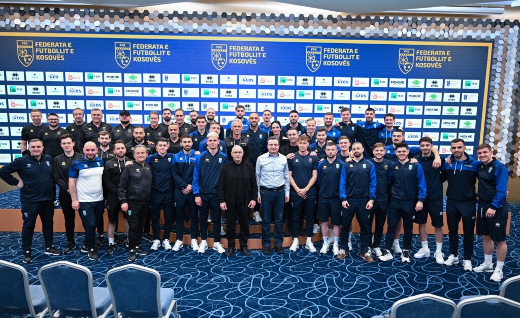Albin Kurti viziton Përfaqësuesen e Kosovës para finales me Turqinë  Pas jush është një komb i tërë