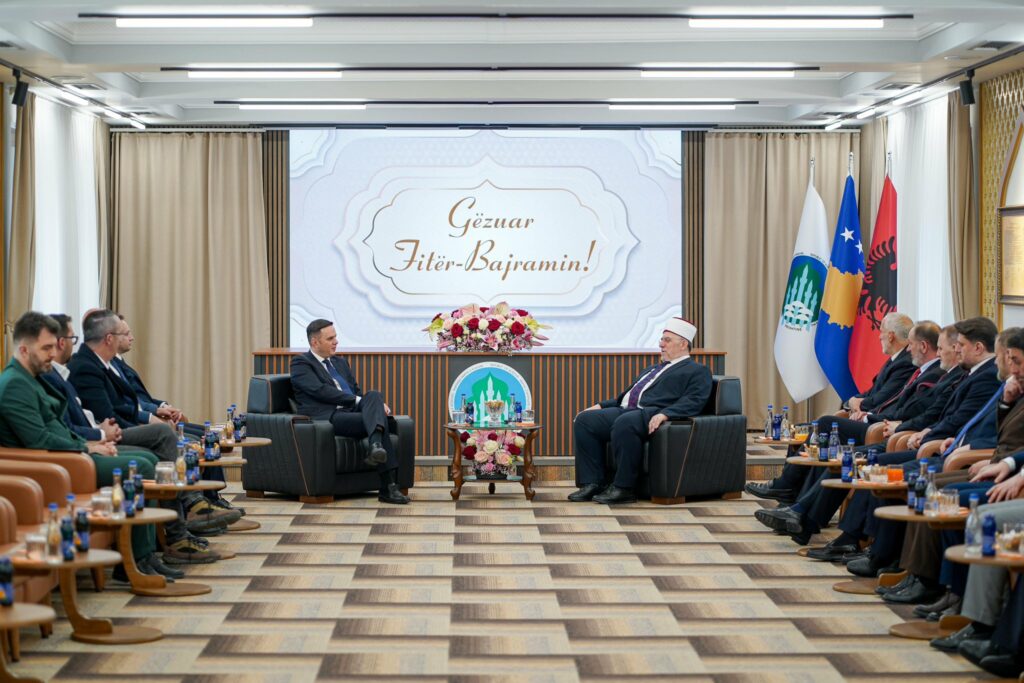 Me rastin e festës së Bajramit Abdixhiku i shkon në vizitë Bashkësisë Islame