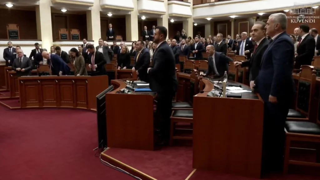 Kuvendi i Shqipërisë nis me një minutë heshtje për Adem Jasharin