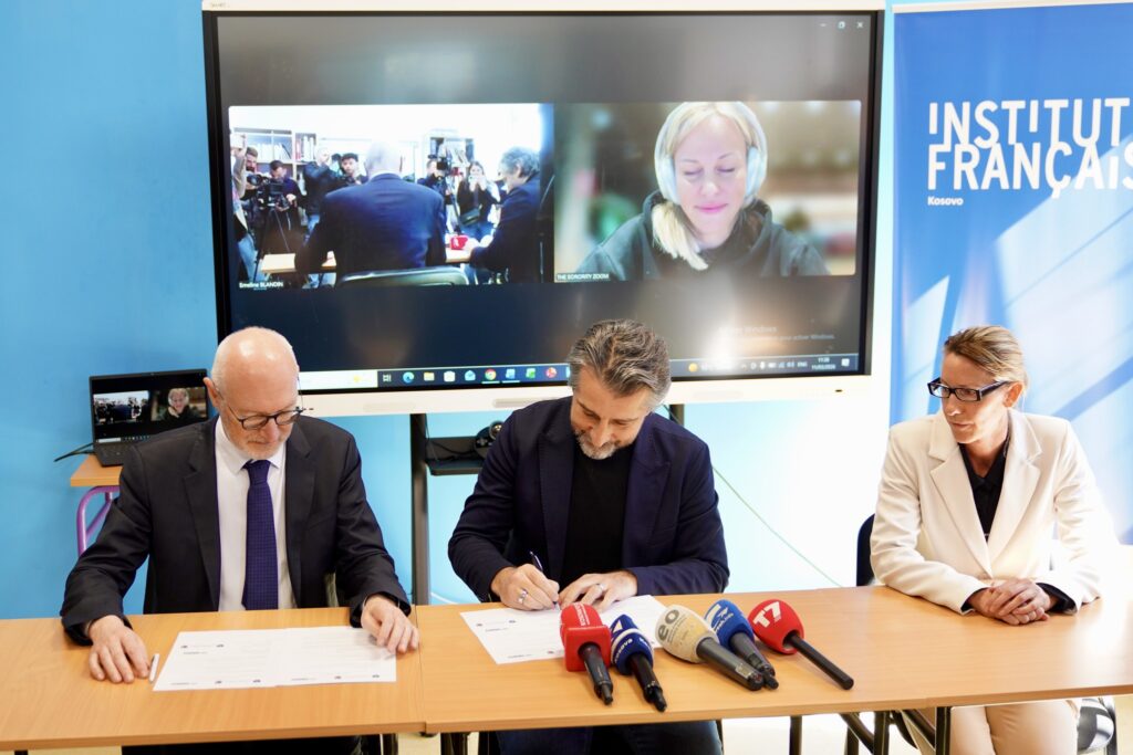 Kryetari i Prishtinës dhe ambasadori francez nënshkruajnë marrëveshje bashkëpunimi për mbrojtje të grave