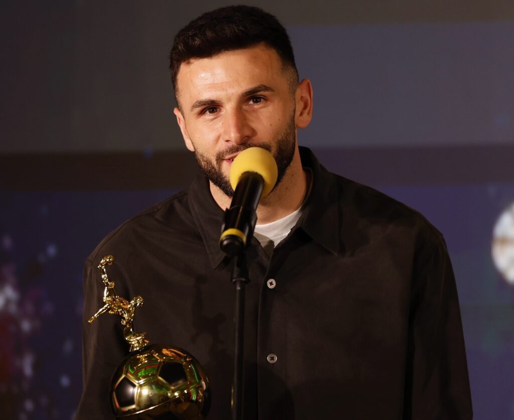 Dellova  krenar me çmimin e fituar në Bullgari