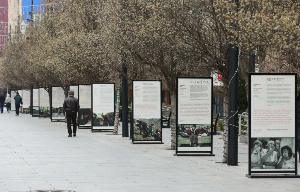 Organizatorët e ekspozitës  Masakrat në Kosovë 1998 1999  kërkojnë falje publike  Qëllimi ishte të nderohen viktimat