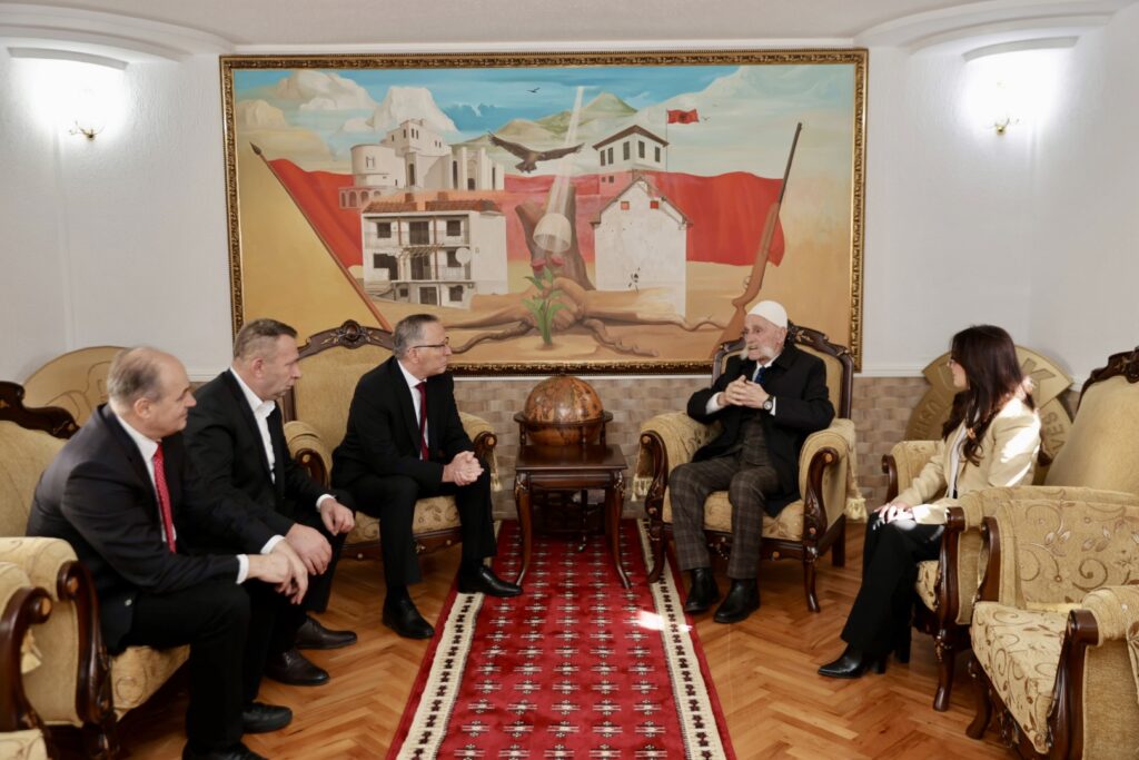 Hamza viziton Prekazin  pritet nga Rifat Jashari