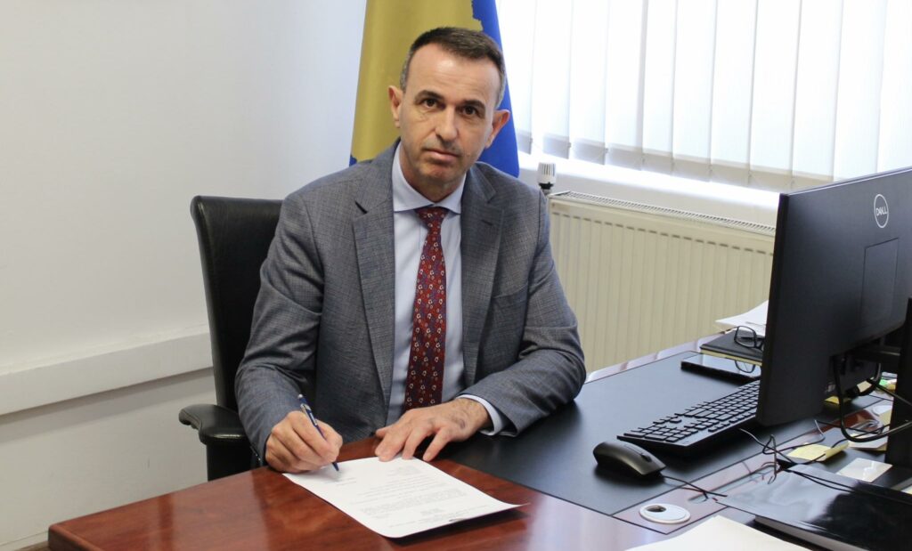 Ministri Gashani  Rritje 100   e koeficientit për sportistet dhe trajneret femra