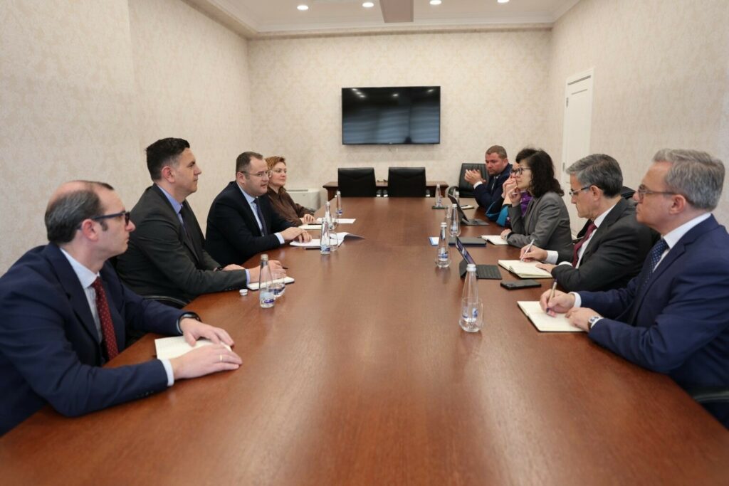 bqk-dhe-bb-diskutohet-progresi-dhe-hapat-e-ardhshem-ne-reformat-e-sektorit-financiar