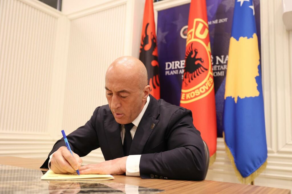 Haradinaj nënshkruan peticionin në përkrahje të bashkëluftëtarëve në Hagë