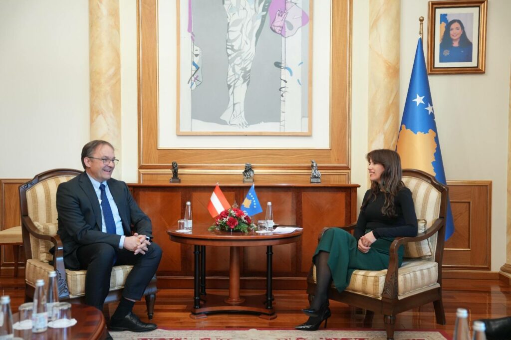 Kryeparlamentarja Haxhiu dhe ambasadori austriak bisedojnë për zgjerimin e bashkëpunimit ndërinstitucional