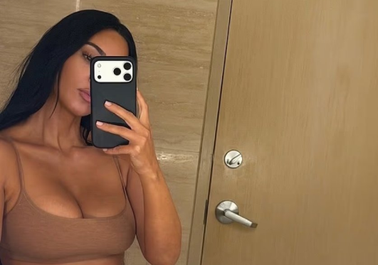 Si e mban trupin të përsosur Kim Kardashian  Zbulojeni trukun e saj të thjeshtë