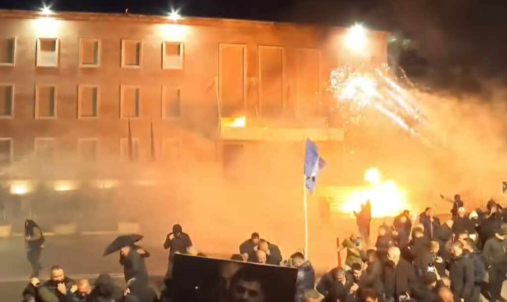 Protesta e opozitës nis me molotovë  Sali Berisha marshon me protestuesit