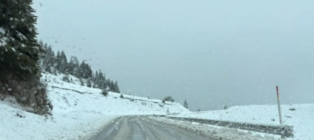 Për shkak të borës  rruga Pejë Kullë Rozhajë është e pakalueshme