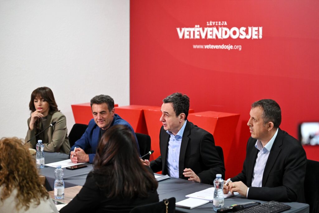 Kurti mbledh drejtuesit e qendrave të LV së në Kosovë dhe mërgatë