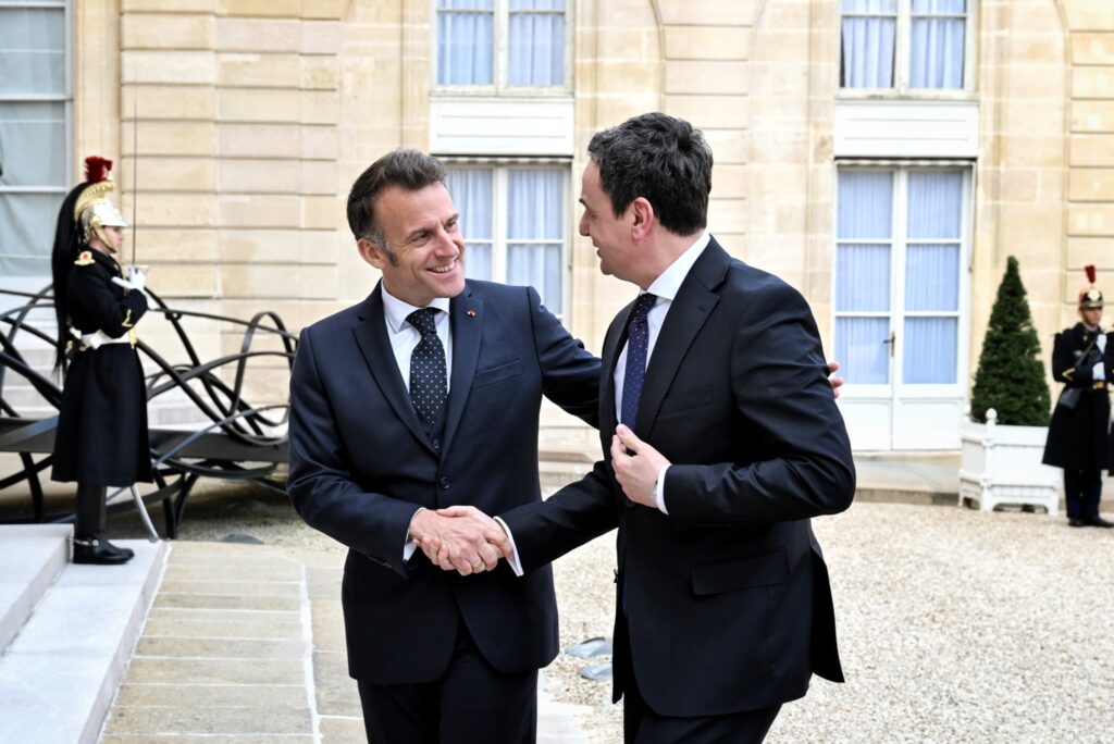 Kurti pas takimit me Macron  Diskutuam për sigurinë  NATO n dhe rrugën evropiane