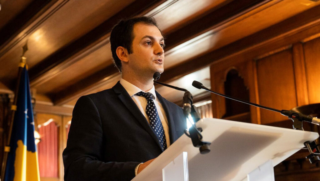  Demokracia jonë po testohet   ish ambasadori Gashi thirrje për dialog  Kosova ka nevojë për zgjidhje  jo teatër politik