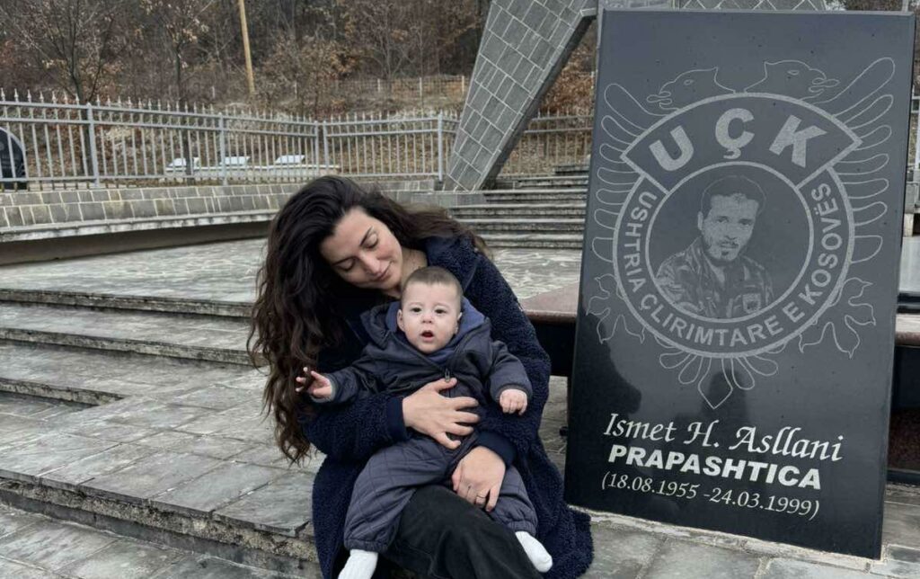 Shqipe Asllani përkujton babanë e saj hero  Emri yt nuk është vetëm kujtim  por betim  frymë dhe dritë që më udhëheq çdo ditë