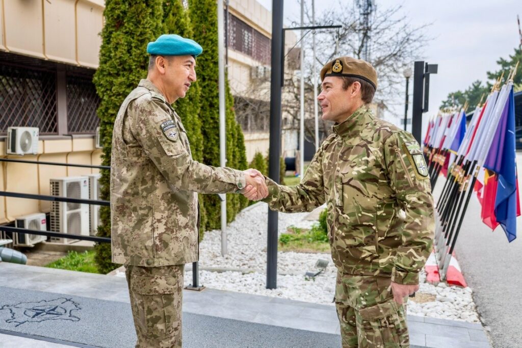 Komandanti i KFOR it takon zëvendëskomandantin e Korpusit të NATO s në Itali  bisedojnë për sigurinë në rajon