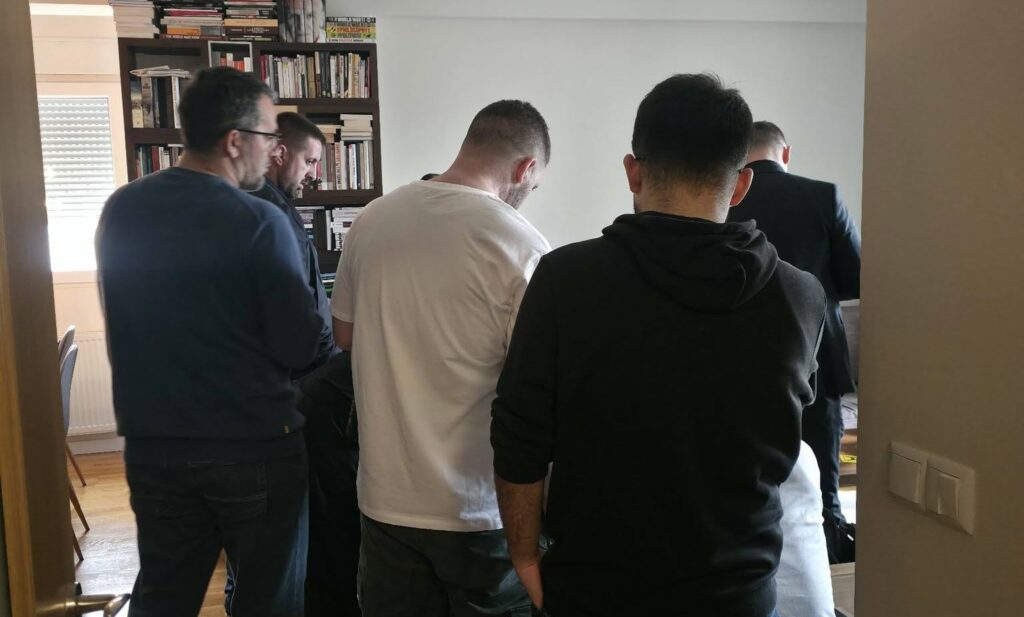 Ekspozita skandaloze në shesh  Policia dhe prokuroria i shkojnë në banesë Shkëlzen Gashit