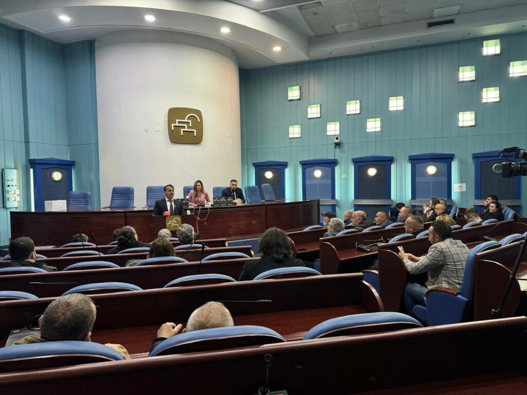 politika-si-semundje-liber-qe-sfidon-dhe-provokon