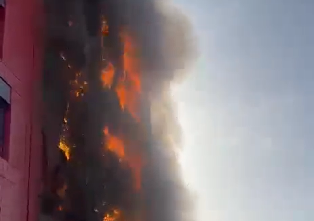 Zjarr i madh në një pallat në Tiranë  6 të asfiksuar  ushtria ndërhyn me helikopter për shuarjen e flakëve