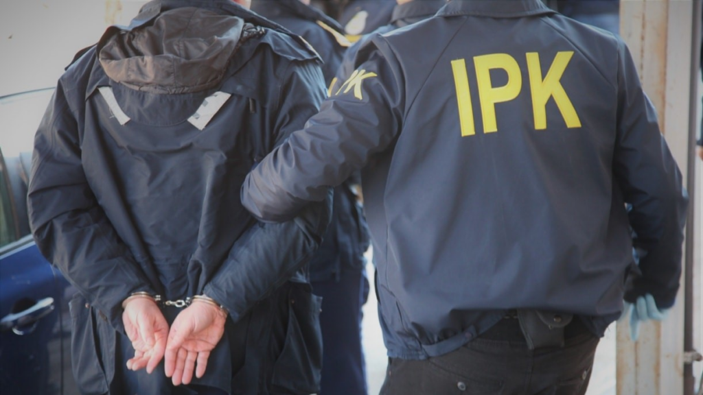 Arrestohet dhe ndalohet polici në Pejë  dyshohet se rrahu gruan e tij