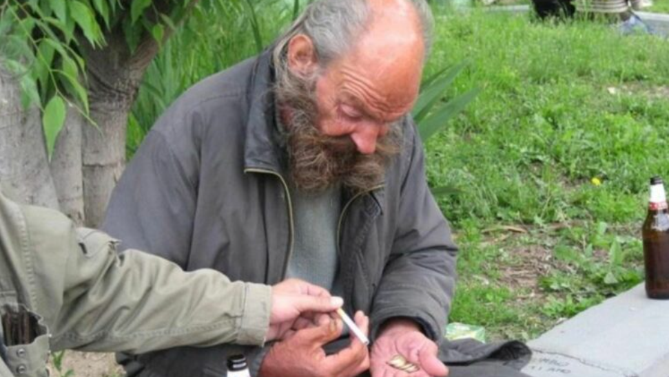 Udhëtoi për të parë ekipin e tij në Milano dhe përfundoi i pastrehë për 11 vite  Historia e trishtë e Rolf Buddle 