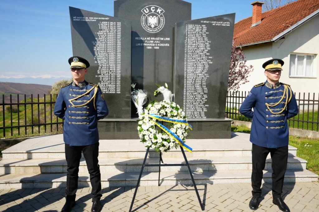 Mes lotëve e dhimbjes dëshmitarët dhe familjarët e të vrarëve kujtojnë masakrën e Rezallës