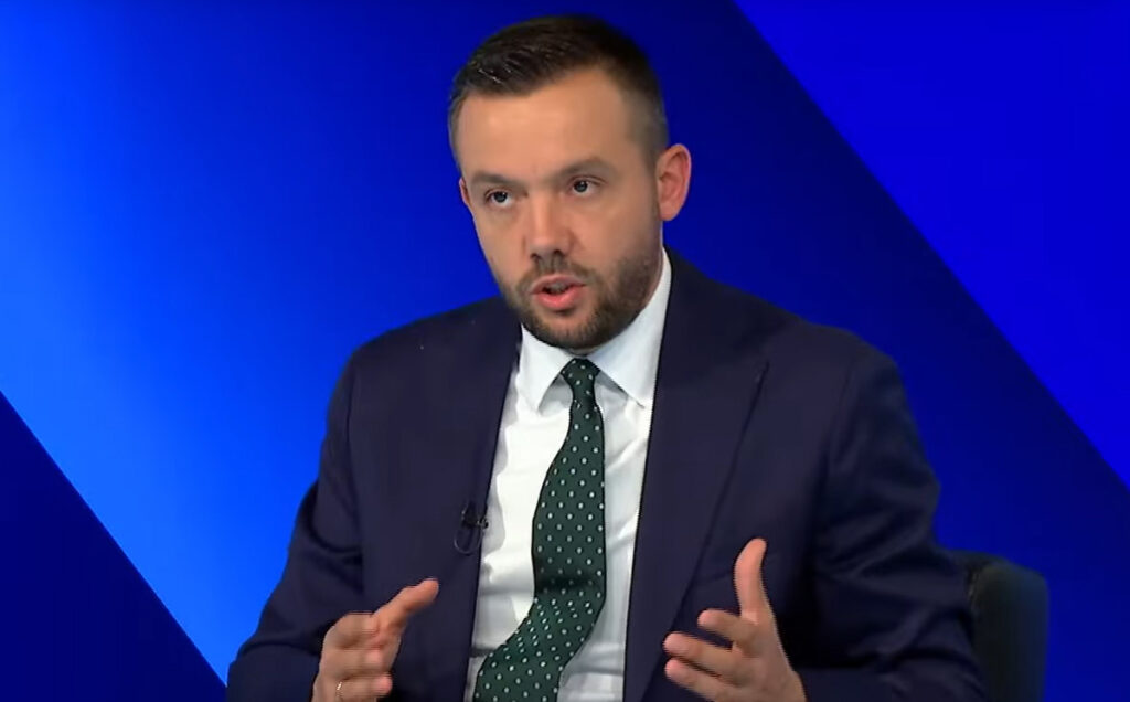 Tahiri komenton deklaratat e deputetit të Guxo  Kushdo që fyen Thaçin e ka fyer UÇK në