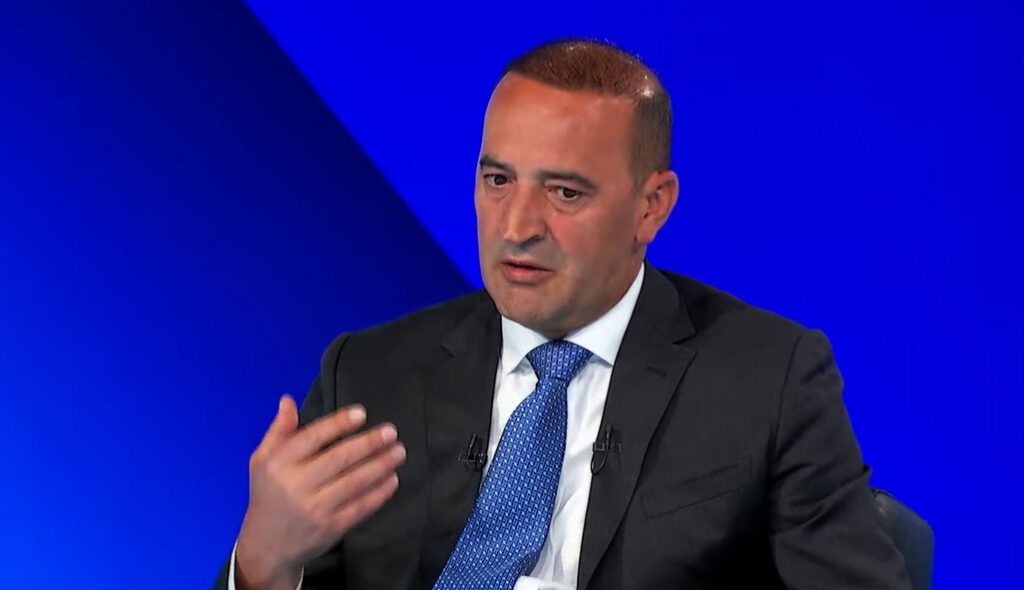  Kurti njihet për eliminim    Haradinaj ia përmend Kurtit të larguarit nga VV  I erdhi radha Osmanit