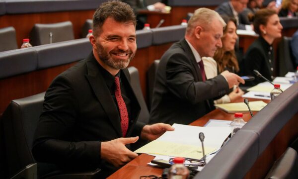  13 14 vota të LDK së   Sadiku ironizon Kurtin  Koncentrohu  63   13 bëjnë 76  duhen 80 vota për Feriden Presidente