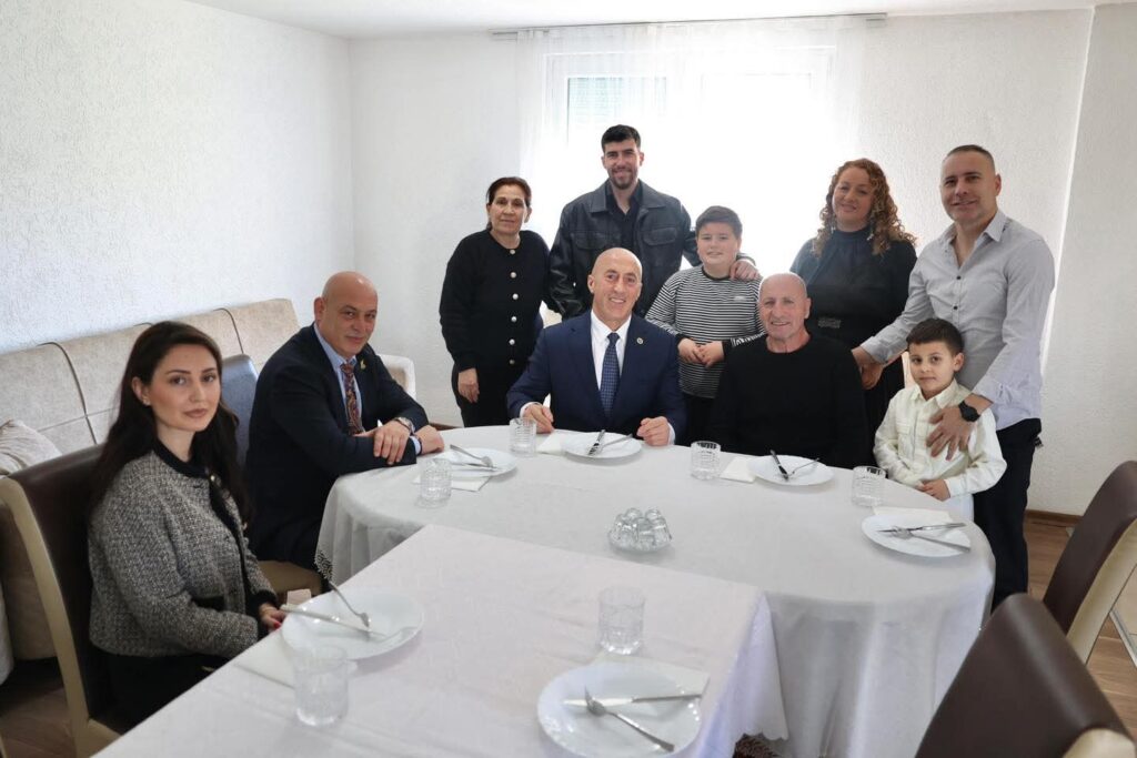 Në ditën e festës së Pashkëve  Haradinaj qëndron në familjet e Don Franë Kolaj dhe Mirosh Shalës