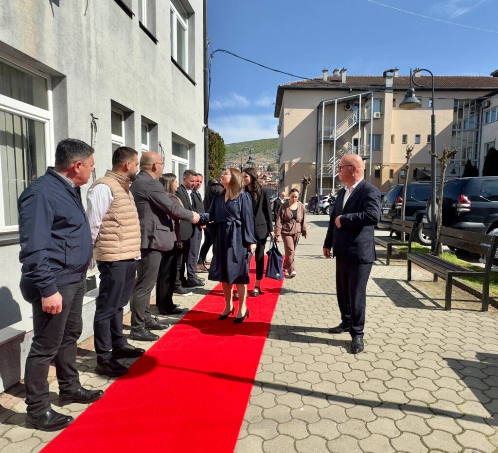 Latifi pret në takim ambasadoren e Finlandës  flasin për bashkëpunimin në bujqësi  edukim  arsim dhe turizm