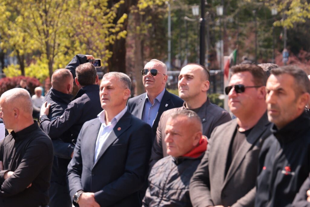 Bashkim Ramosaj i bashkohet protestës së studentëve në Pejë  UÇK ja është krenaria jonë kombëtare