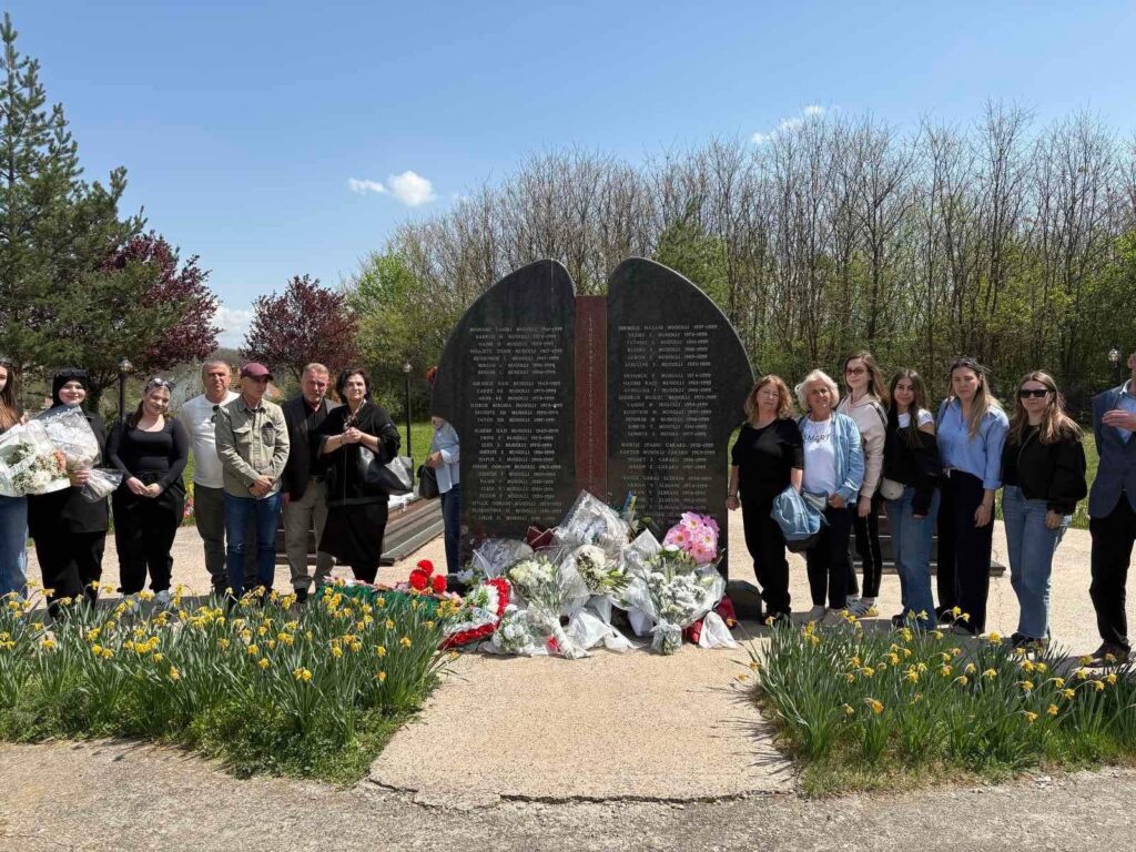 27 vjet nga masakra e Poklekut të Vjetër  pedagogë dhe maturantë nga Struga bëjnë homazhe