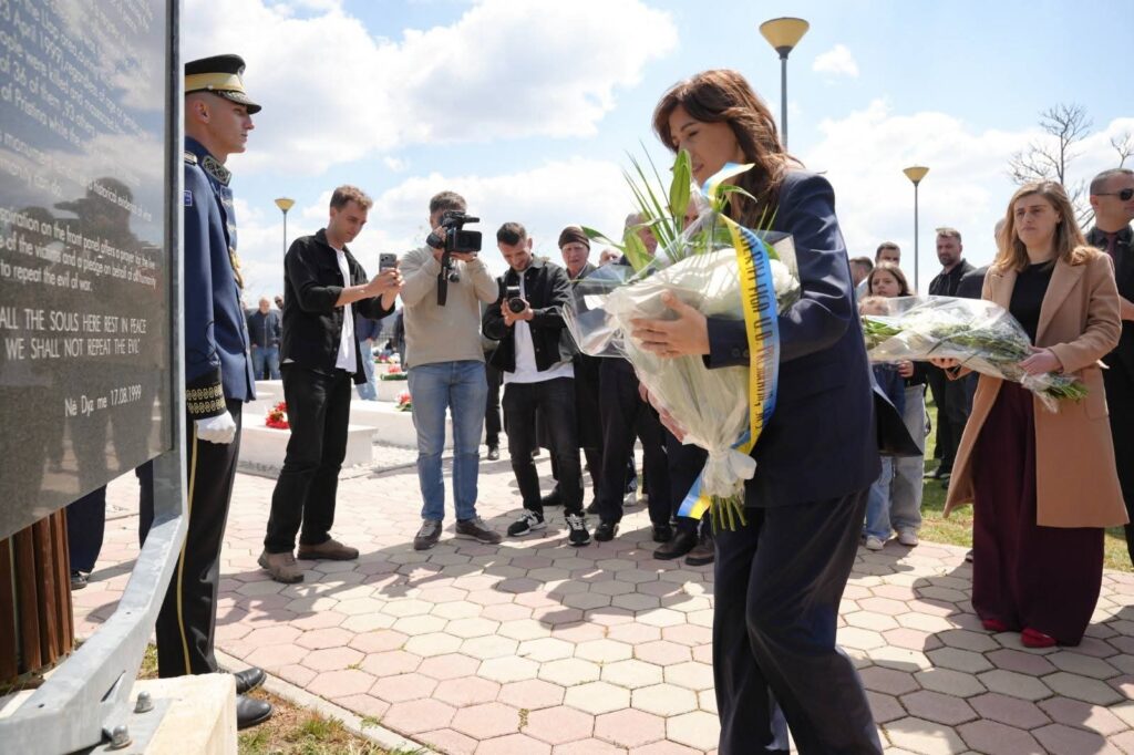Haxhiu bëri homazhe dhe mbajti fjalë rasti në përvjetorin e masakrës në Dyz të Podujevës