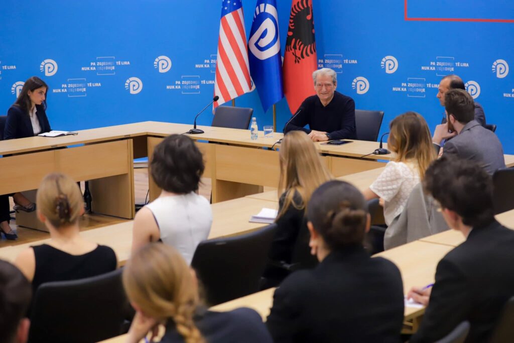 Berisha pret studentët e Sciences Po  flet për korrupsionin  integrimin europian dhe sfidat e Ballkanit