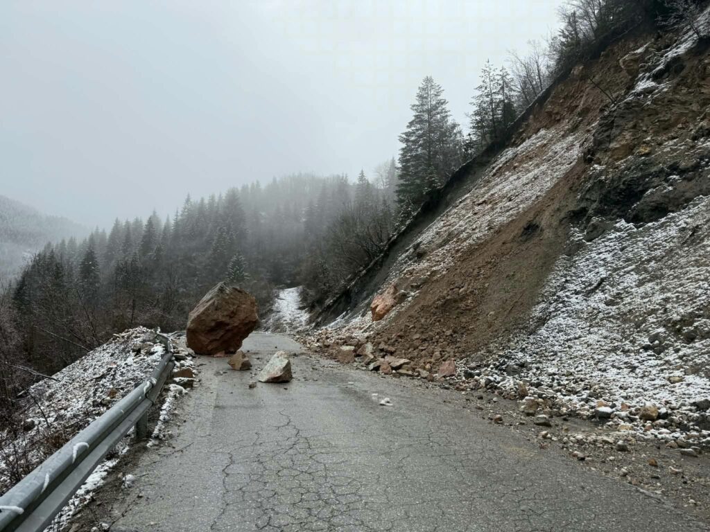 Gurët bllokojnë rrugën për në Rugovë  qytetarët kërkojnë përgjegjësi