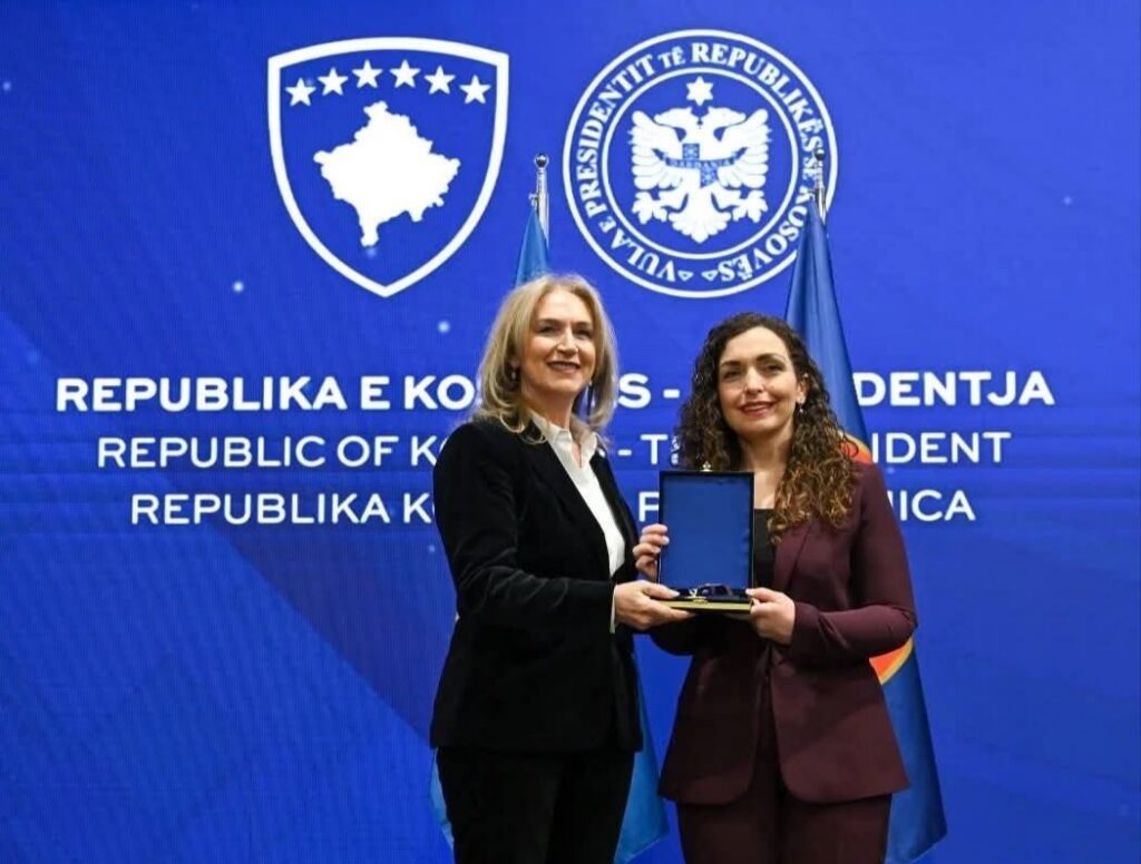 Dekania Violeta Nushi nderohet me Medaljen Presidenciale të Meritave