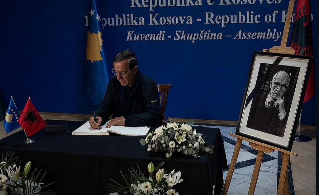 Gazetari Nuhi Bytyçi shkruan në Librin e Zisë në Kuvendin e Kosovës për akademik Rexhep Qosjen