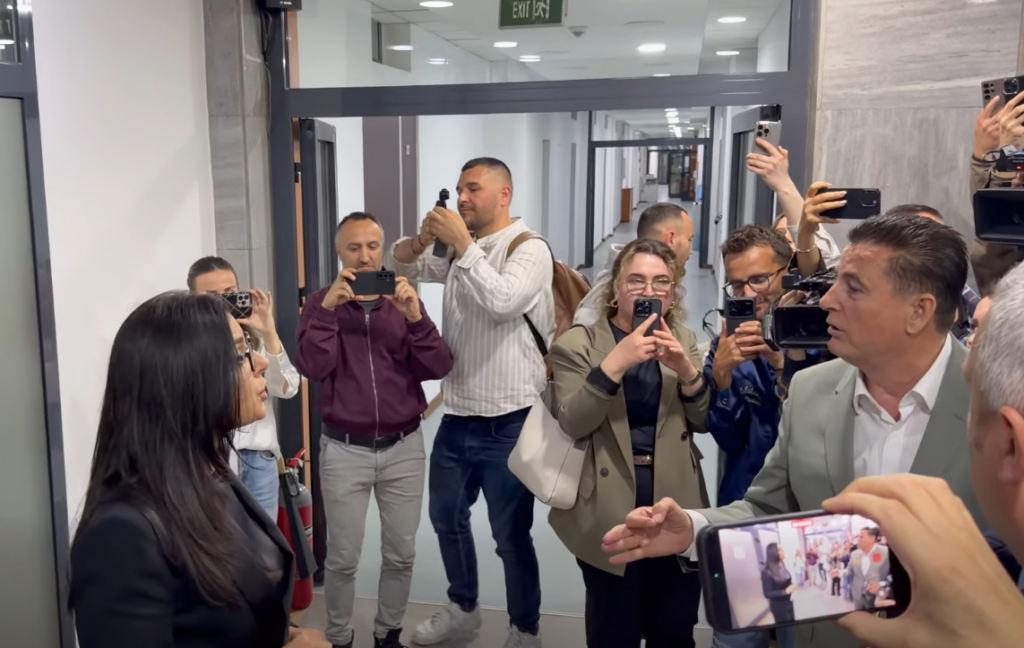  A po mi jep a jo   Agim Bahtiri shkon te LDK për t i marrë nënshkrimet për Presidentin   përplaset me Shefen e Grupit